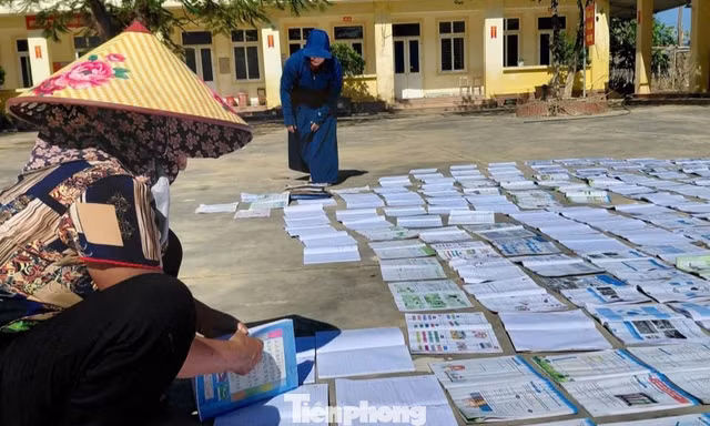 Nắng lên sau lũ, thầy cô tất bật ‘cứu’ sách vở, giữ lại tri thức cho học trò