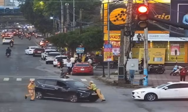 Tạm giữ hình sự tài xế lao xe ô tô vào thiếu tá CSGT
