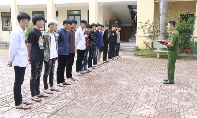 Bắt hàng chục 'quái xế' mang hung khí đi giải quyết mâu thuẫn