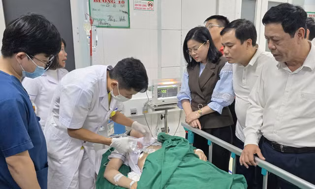 Nhiều người bị thương được đưa đi cấp cứu