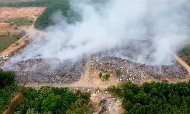 Người dân 'kêu trời' vì bãi rác lớn giáp ranh 3 xã cháy âm ỉ cả tuần