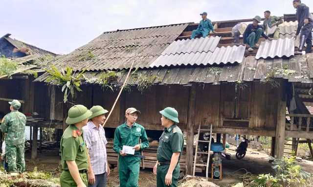 Giông lốc gây thiệt hại hàng loạt nhà tại Nghệ An