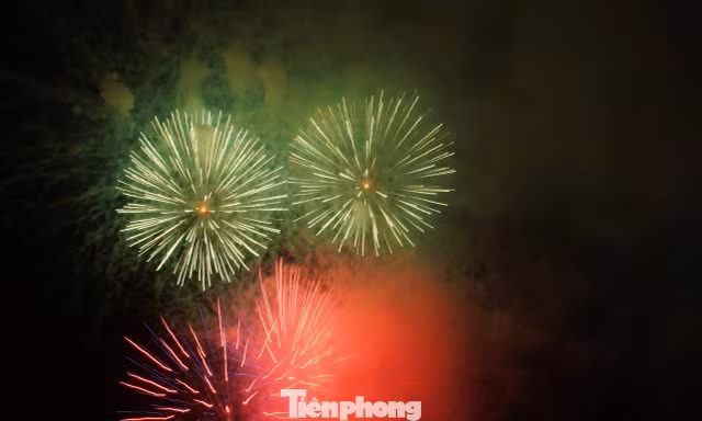 Đêm Cửa Lò bừng sáng pháo hoa, mở màn Festival 'Bốn mùa biển gọi'