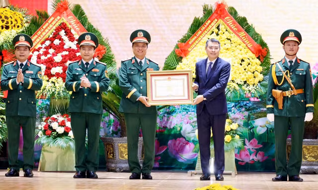 Thủ tướng Lê Minh Hưng: Quân khu 4 tiếp tục viết nên những trang sử hào hùng, bảo vệ vững chắc Tổ quốc