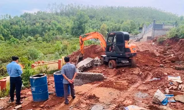 Cưỡng chế tháo dỡ nhiều khuôn viên lăng mộ xây dựng trái phép