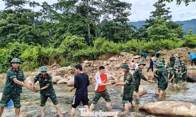 Quân và dân xây ‘lá chắn’ chống sạt lở bên dòng Nậm Giải