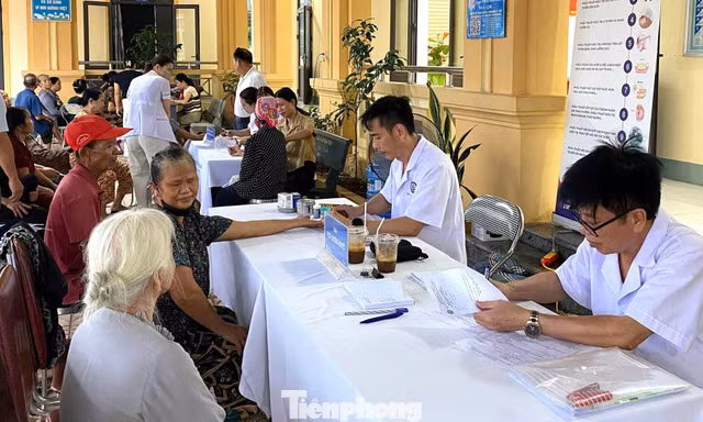 Nghệ An đưa y tế chuyên khoa về cơ sở khám bệnh miễn phí cho dân