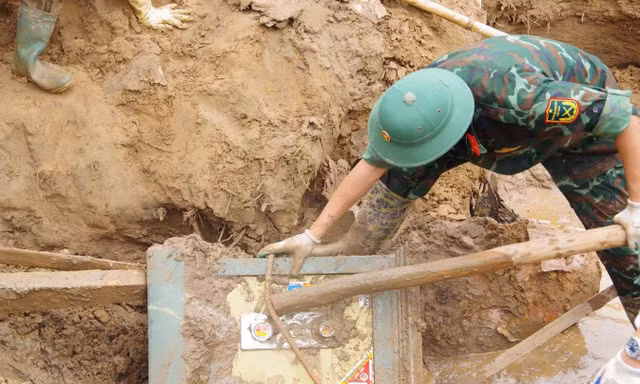 Cào bùn lũ, bộ đội tìm thấy két sắt chứa nhiều tài sản giá trị