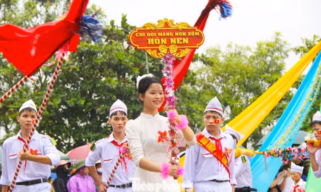 Người dân đội mưa xem thiếu nhi Nghệ An duyệt nghi thức Đội