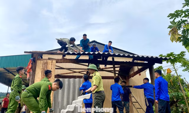 Tuổi trẻ Nghệ An đội mưa giúp người dân khắc phục hậu quả cơn bão dị thường