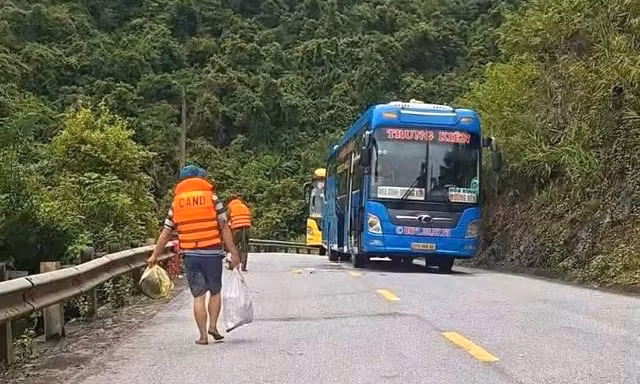 2 xe khách chở hơn 20 hành khách mắc kẹt gần 1 ngày trên đường ngập lũ ở Nghệ An