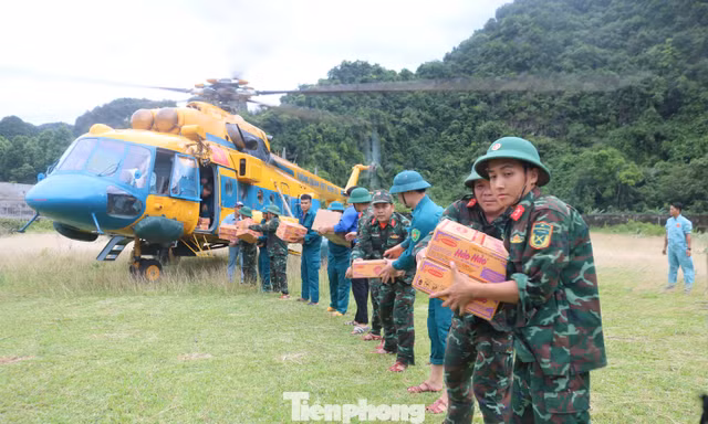 Trực thăng đưa gần 20 tấn nhu yếu phẩm tiếp tế người dân vùng tâm lũ