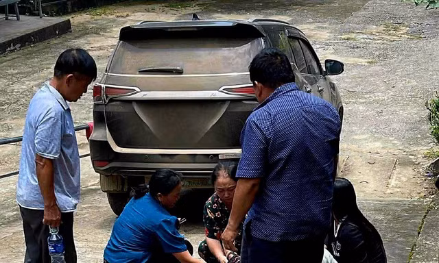 Chở người đến cấp cứu, ô tô tông bệnh nhi 2 tuổi tử vong ở trung tâm y tế