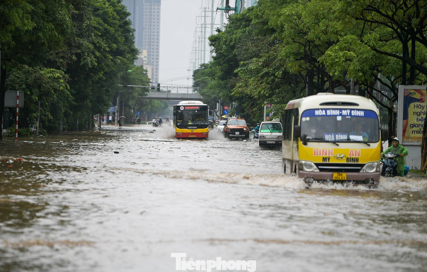 Vì sao Hà Nội bị 'nhấn chìm' sau trận mưa lớn?