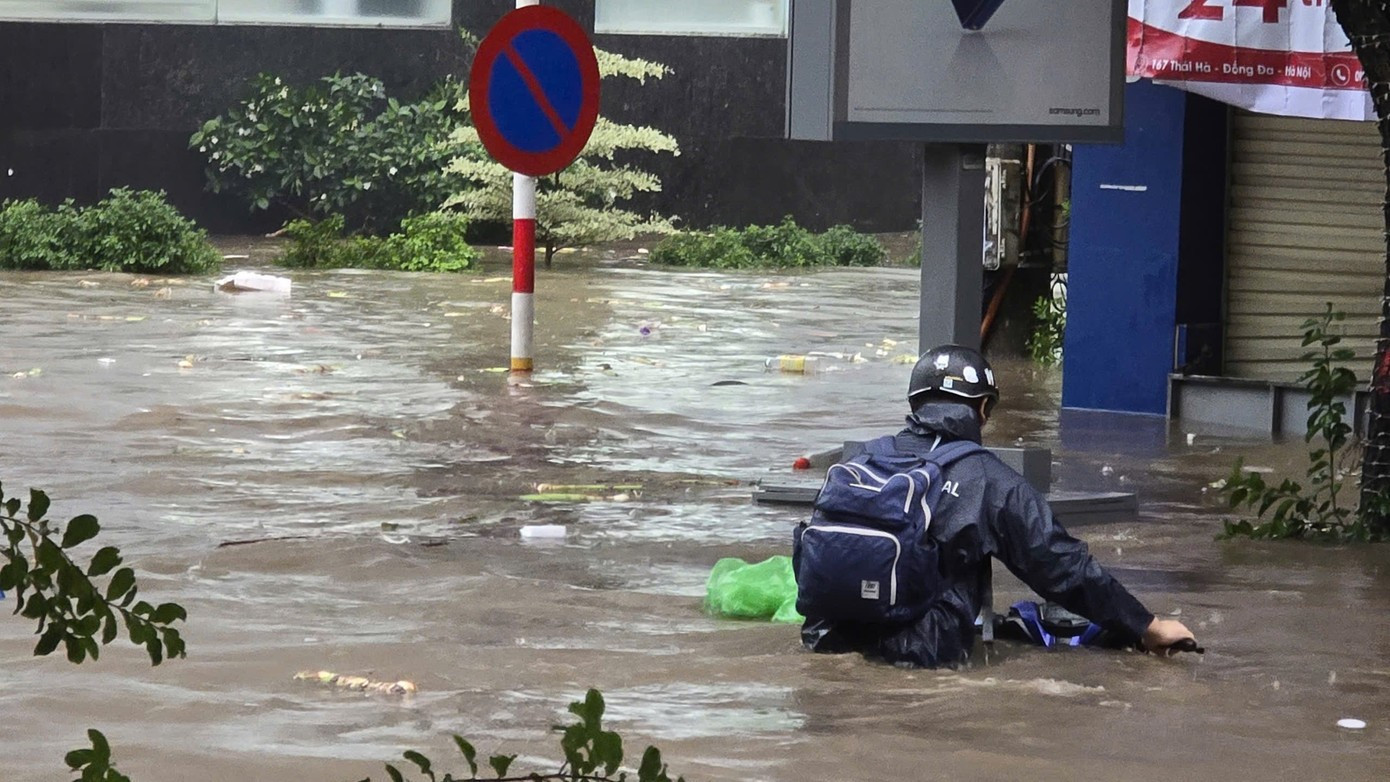 Vì sao Hà Nội bị 'nhấn chìm' sau trận mưa lớn?