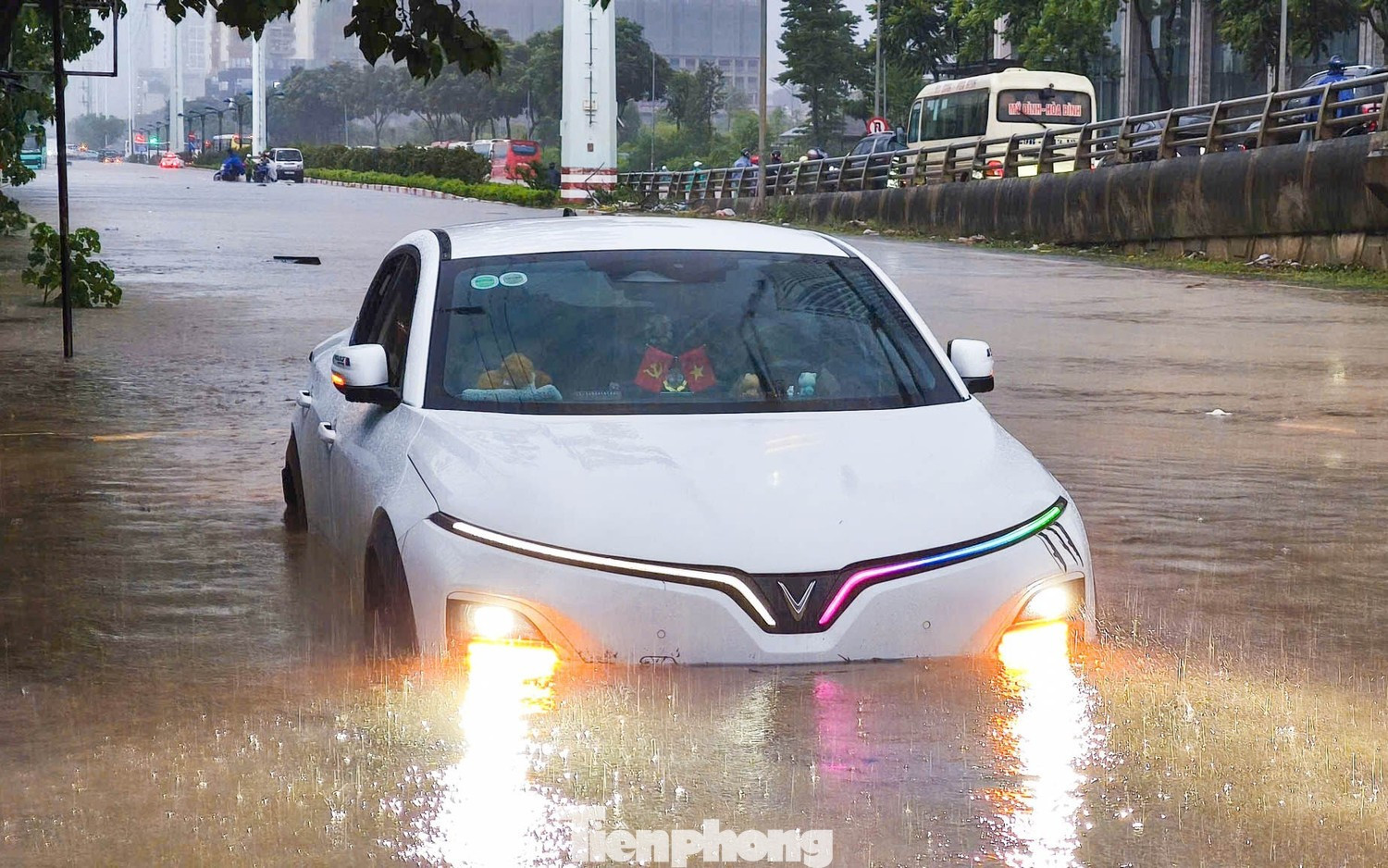 Vì sao Hà Nội bị 'nhấn chìm' sau trận mưa lớn?