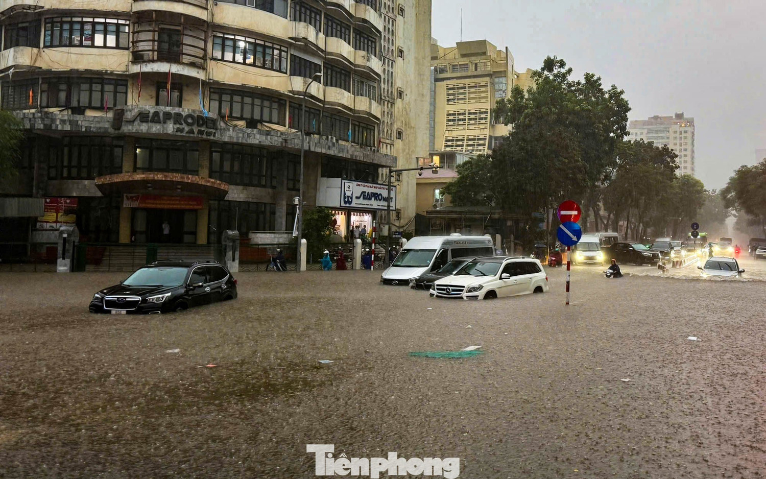 Vì sao Hà Nội bị 'nhấn chìm' sau trận mưa lớn?