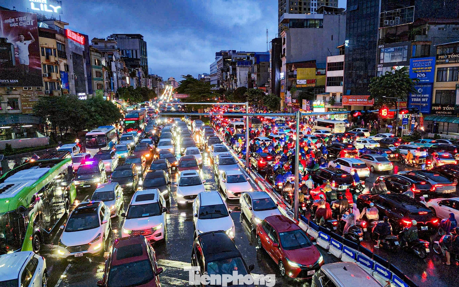 Vì sao Hà Nội bị 'nhấn chìm' sau trận mưa lớn?