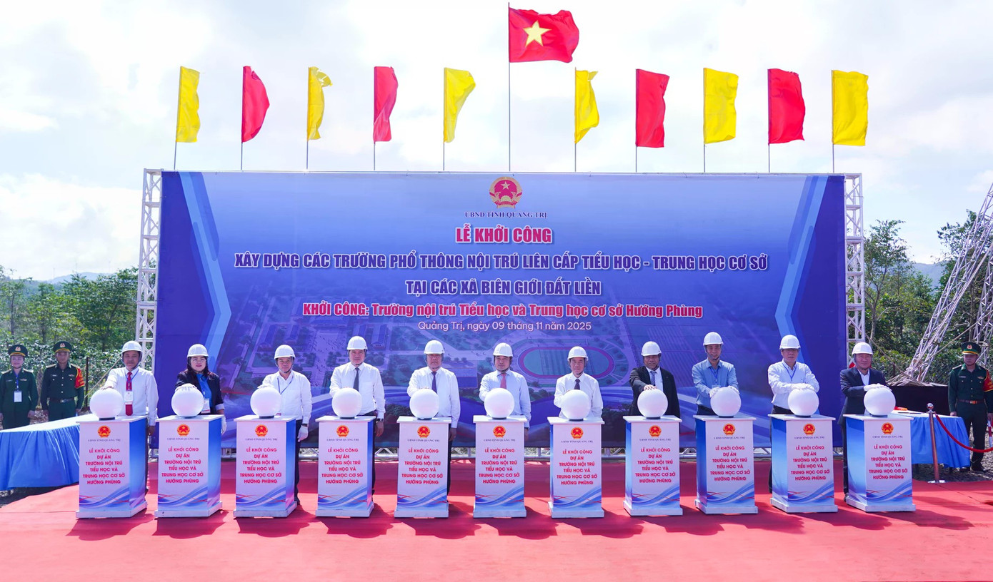 Các đại biểu bấm nút khởi công dự án.