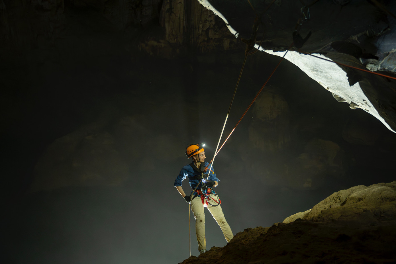 4-hang-tu-lan-du-day-tut-doc-trong-cave.jpg