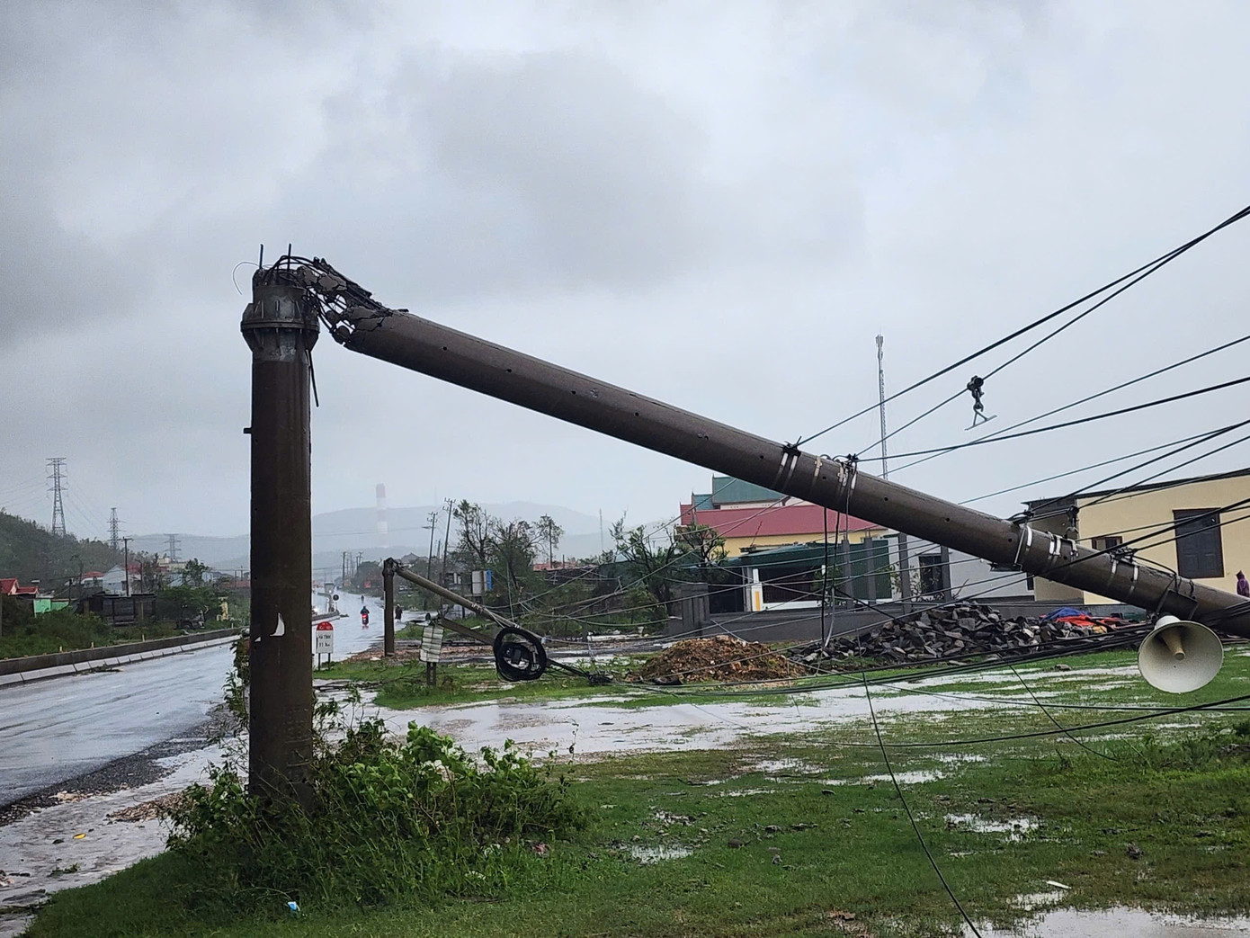 Cả dãy cột điện bị gãy ngang dọc QL 1A, đoạn qua xã Phú Trạch. img-4455.jpg
