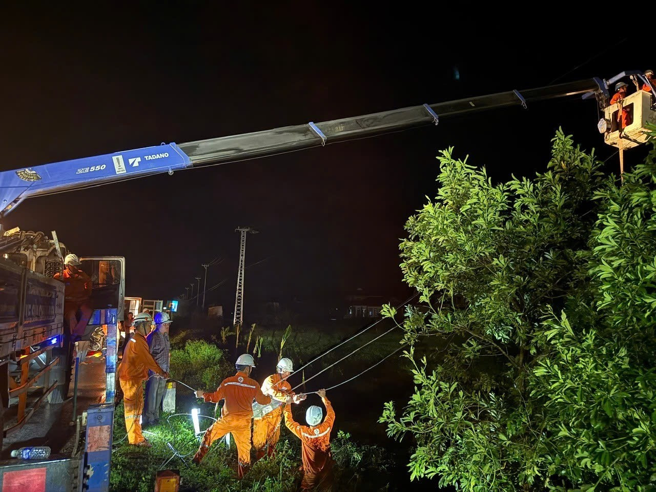 Điện lực Quảng Trị đã huy động lực lượng xuyên đêm khắc phục hậu quả bão số 10. img-4451.jpg