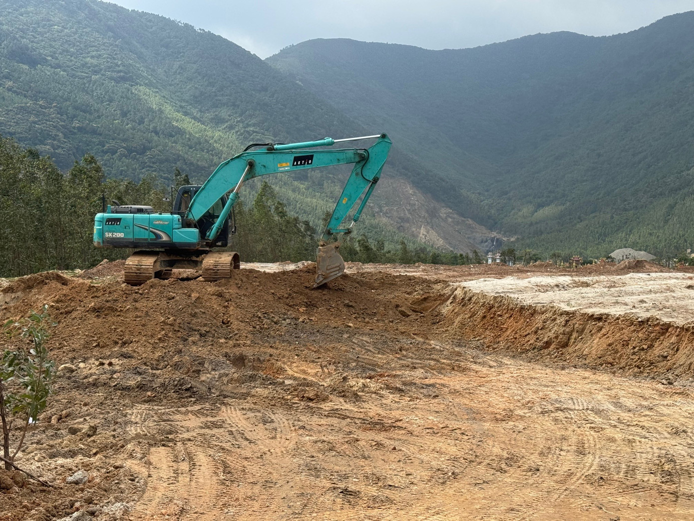 Luật Đất đai 2024 quy định Nhà nước thu hồi đất để giao cho tổ chức, cá nhân khai thác mỏ. 6a9c33c1-371f-45cc-8d27-9b7b16754a05.jpg