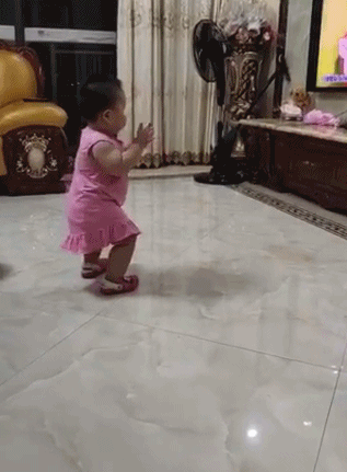 Bé 3 tuổi nặng 35kg bị cha mẹ ép ăn để quay video trên mạng xã hội kiếm tiền ảnh 1