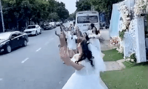 Tranh cãi việc cô dâu tung hoa cưới giữa đường khiến bạn suýt bị container tông ảnh 1