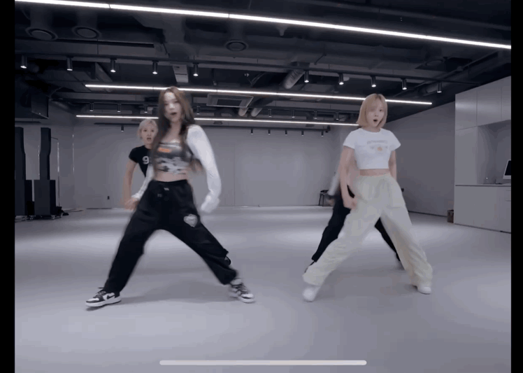 Thậm chí ngay cả trong video dance practice do công ty đăng tải, Giselle cũng “một mình một phách”. Thậm chí ngay cả trong video dance practice do công ty đăng tải, Giselle cũng “một mình một phách”.