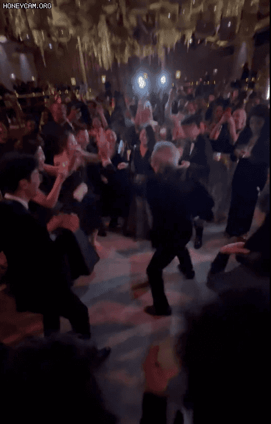 Nam diễn viên Oh Young-Soo đang khiêu vũ tại bữa tiệc sau giải Emmy của Mỹ vào ngày 12/9 (giờ địa phương). Nam diễn viên Oh Young-Soo đang khiêu vũ tại bữa tiệc sau giải Emmy của Mỹ vào ngày 12/9 (giờ địa phương).