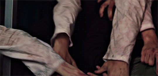 Một khoảnh khắc thót tim mà dường như Sae Bom đã mất tất cả hy vọng thì cánh cửa xe tải mở ra và Jung Yi Hyun (Park Hyung Sik) với khuôn mặt hốt hoảng kéo Sae Bom và Seung Yong ra ngoài. Một khoảnh khắc thót tim mà dường như Sae Bom đã mất tất cả hy vọng thì cánh cửa xe tải mở ra và Jung Yi Hyun (Park Hyung Sik) với khuôn mặt hốt hoảng kéo Sae Bom và Seung Yong ra ngoài.