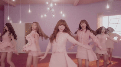 Lovelyz là nhóm nhạc nữ Hàn Quốc thuộc Woollim Entertainment. Nhóm gồm 8 thành viên: Baby Soul, Jiae, Jisoo, Mijoo, Kei, Jin, Sujeong và Yein. Lovelyz ra mắt vào ngày 12/11/2014. Jisoo nổi lên từ một chiếc fancam được chia sẻ rộng rãi, và có rất nhiều nonfan đánh giá cao visual của cô ấy. Seo Jisoo trước đây khi chuẩn bị debut cùng Lovelyz đã từng gặp ngay scandal: những người được cho là nạn nhân bị Jisoo bắt nạt trong quá khứ lên tiếng tố cáo cô nàng. Lovelyz là nhóm nhạc nữ Hàn Quốc thuộc Woollim Entertainment. Nhóm gồm 8 thành viên: Baby Soul, Jiae, Jisoo, Mijoo, Kei, Jin, Sujeong và Yein. Lovelyz ra mắt vào ngày 12/11/2014. Jisoo nổi lên từ một chiếc fancam được chia sẻ rộng rãi, và có rất nhiều nonfan đánh giá cao visual của cô ấy. Seo Jisoo trước đây khi chuẩn bị debut cùng Lovelyz đã từng gặp ngay scandal: những người được cho là nạn nhân bị Jisoo bắt nạt trong quá khứ lên tiếng tố cáo cô nàng.