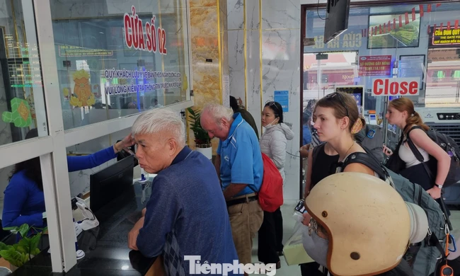 Trung chuyển cả ngàn khách bằng ô tô từ Đà Nẵng đến Lăng Cô 