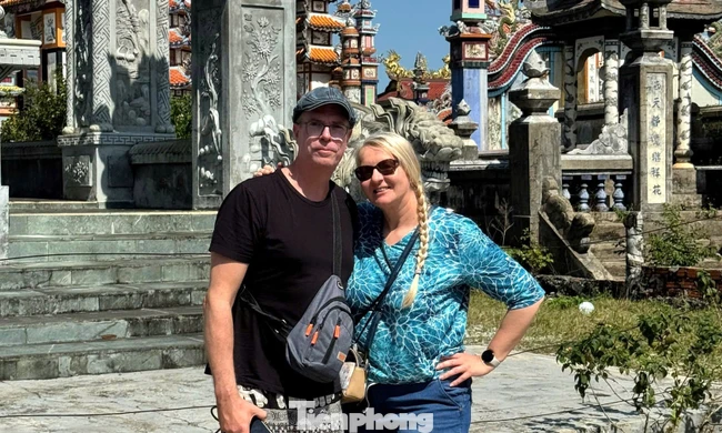 Du khách háo hức đi tham quan… nghĩa địa