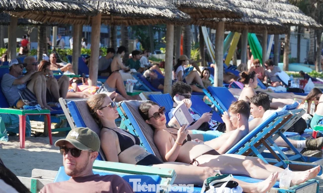 Khách Tây đổ ra biển Đà Nẵng đông không tưởng 