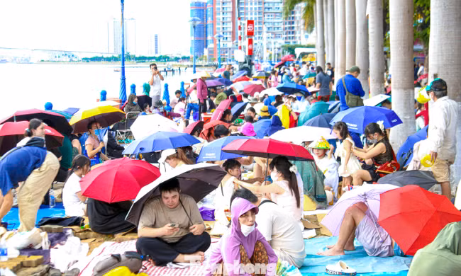 Đông nghịt người 'xí chỗ' xem chung kết pháo hoa Đà Nẵng