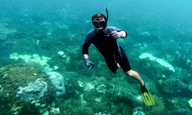 Trăn trở của 'dị nhân' lặn sâu nhặt rác biển ở Đà Nẵng