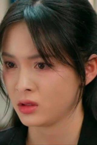 Nữ diễn viên phim Việt giờ vàng bị khán giả tràn vào trang cá nhân chửi bới