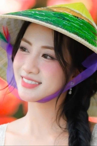 Hoa hậu Hà Trúc Linh mê mẩn vẻ đẹp ở Thung Nham của Ninh Bình
