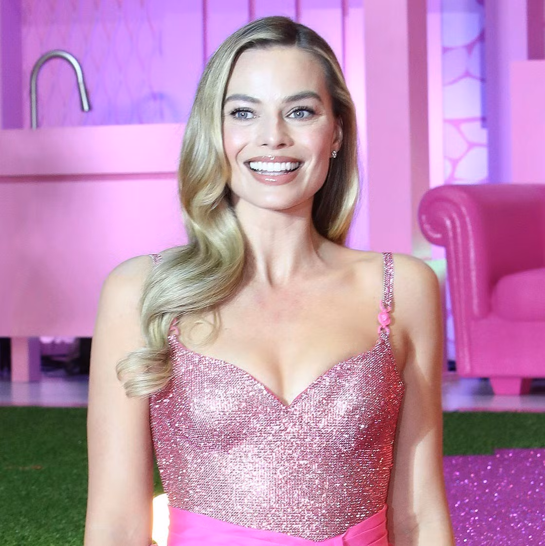 margot-robbie-barbie-manicure-64.jpg