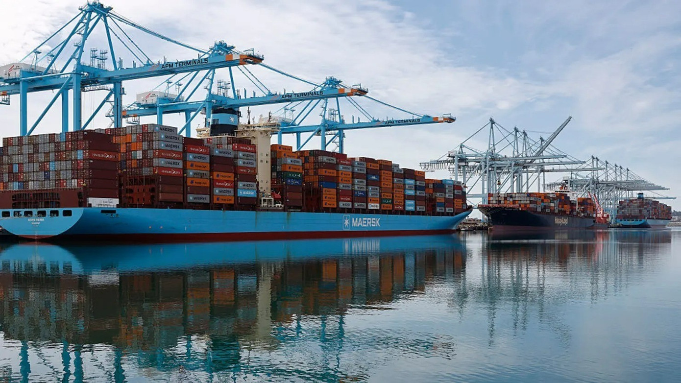 Những cẩu trục bốc dỡ hàng hóa vươn cao phía trên các tàu container chất đầy hàng tại Cảng Los Angeles ngày 20/2/2026 ở Los Angeles, California.