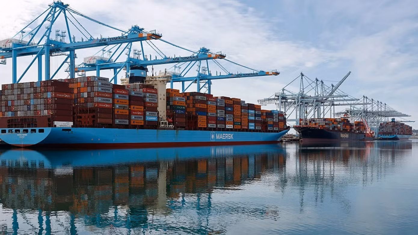 Những cẩu trục bốc dỡ hàng hóa vươn cao phía trên các tàu container chất đầy hàng tại Cảng Los Angeles ngày 20/2/2026 ở Los Angeles, California.