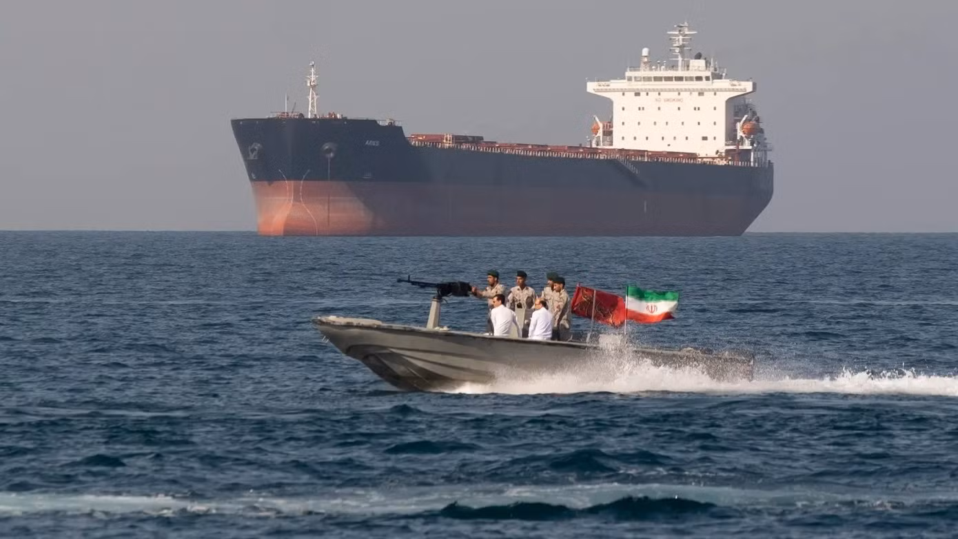 Binh lính Hải quân Iran trên một tàu tuần tra vũ trang di chuyển trên Vịnh Ba Tư, gần eo biển Hormuz, ghi lại hôm 30/4/2019. Hình ảnh cho thấy lực lượng hải quân Iran duy trì hoạt động trong khu vực chiến lược này, nơi vốn rất nhạy cảm về an ninh và vận tải hàng hải toàn cầu.