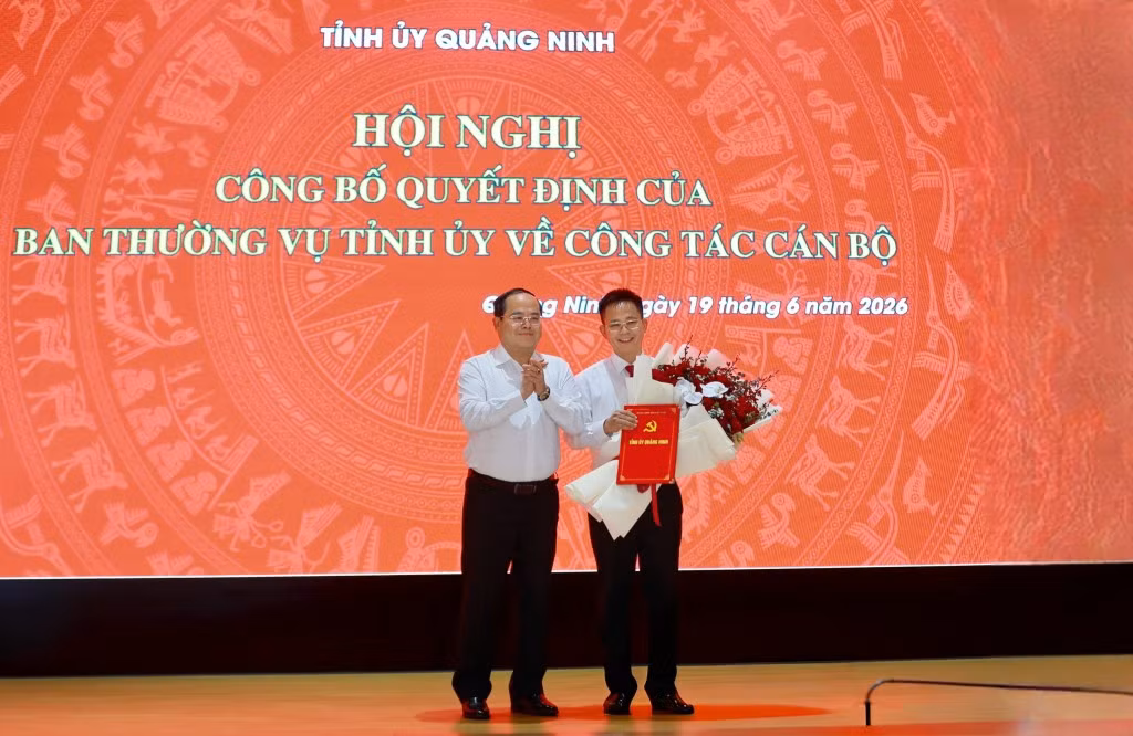 Ông Quản Minh Cường, Ủy viên Trung ương Đảng, Bí thư Tỉnh ủy, Trưởng Đoàn ĐBQH tỉnh Quảng Ninh, trao Quyết định điều động và bổ nhiệm ông Đỗ Ngọc Hà, Phó Chủ tịch Thường trực Hội Nhà báo tỉnh, giữ chức vụ Phó Giám đốc Báo và Phát thanh, Truyền hình tỉnh Quảng Ninh.
