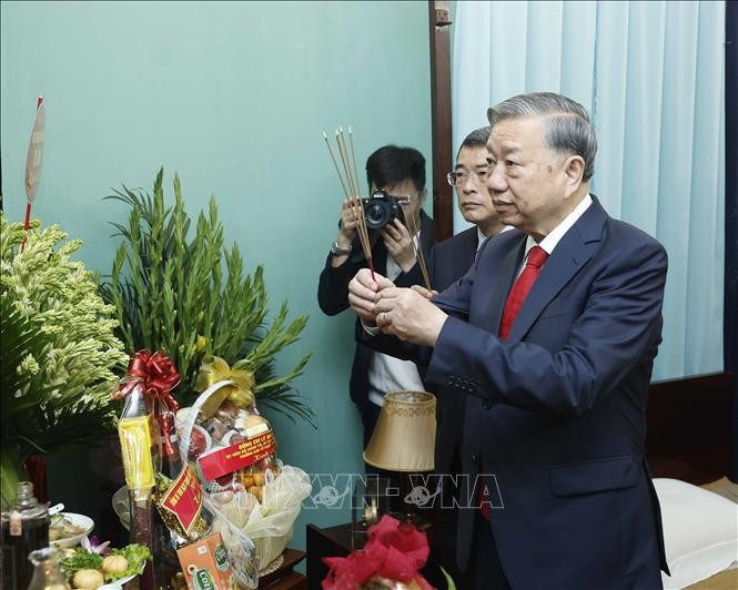 Tổng Bí thư Tô Lâm dâng hương tưởng niệm Bác Hồ tại Nhà 67, Khu di tích Chủ tịch Hồ Chí Minh tại Phủ Chủ tịch. Ảnh: Thống Nhất/TTXVN.
