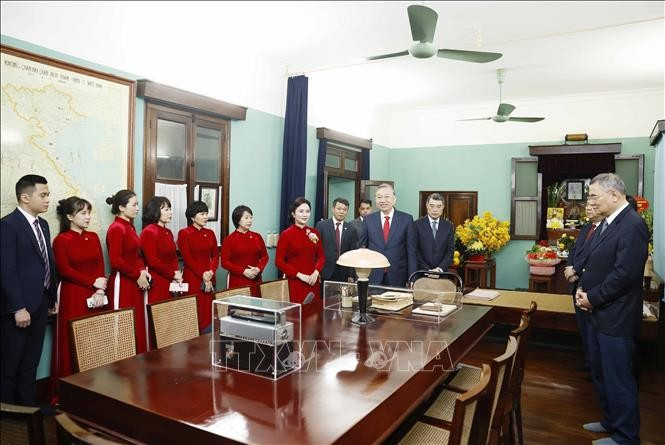 Tổng Bí thư Tô Lâm xem các kỷ vật của Bác Hồ tại Nhà 67, Khu di tích Chủ tịch Hồ Chí Minh trong Phủ Chủ tịch. Ảnh: Thống Nhất/TTXVN.