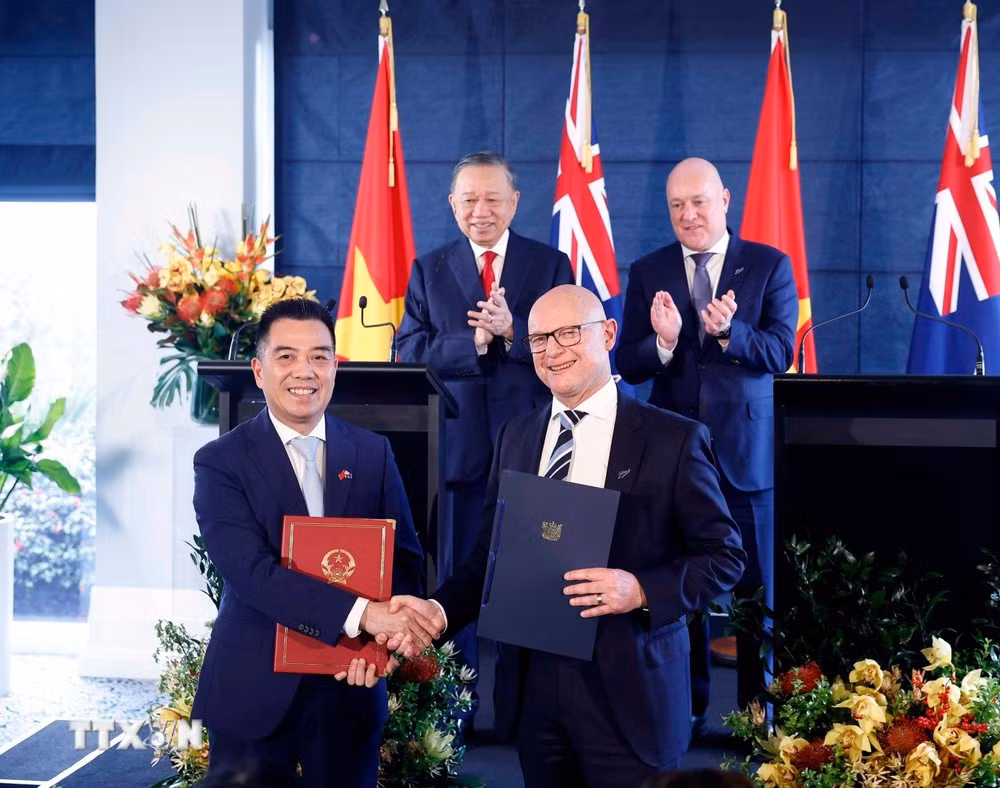 Tổng Bí thư, Chủ tịch nước Tô Lâm và Thủ tướng New Zealand Christopher Luxon chứng kiến trao văn kiện hợp tác giữa hai nước. (Ảnh: Thống Nhất/TTXVN).