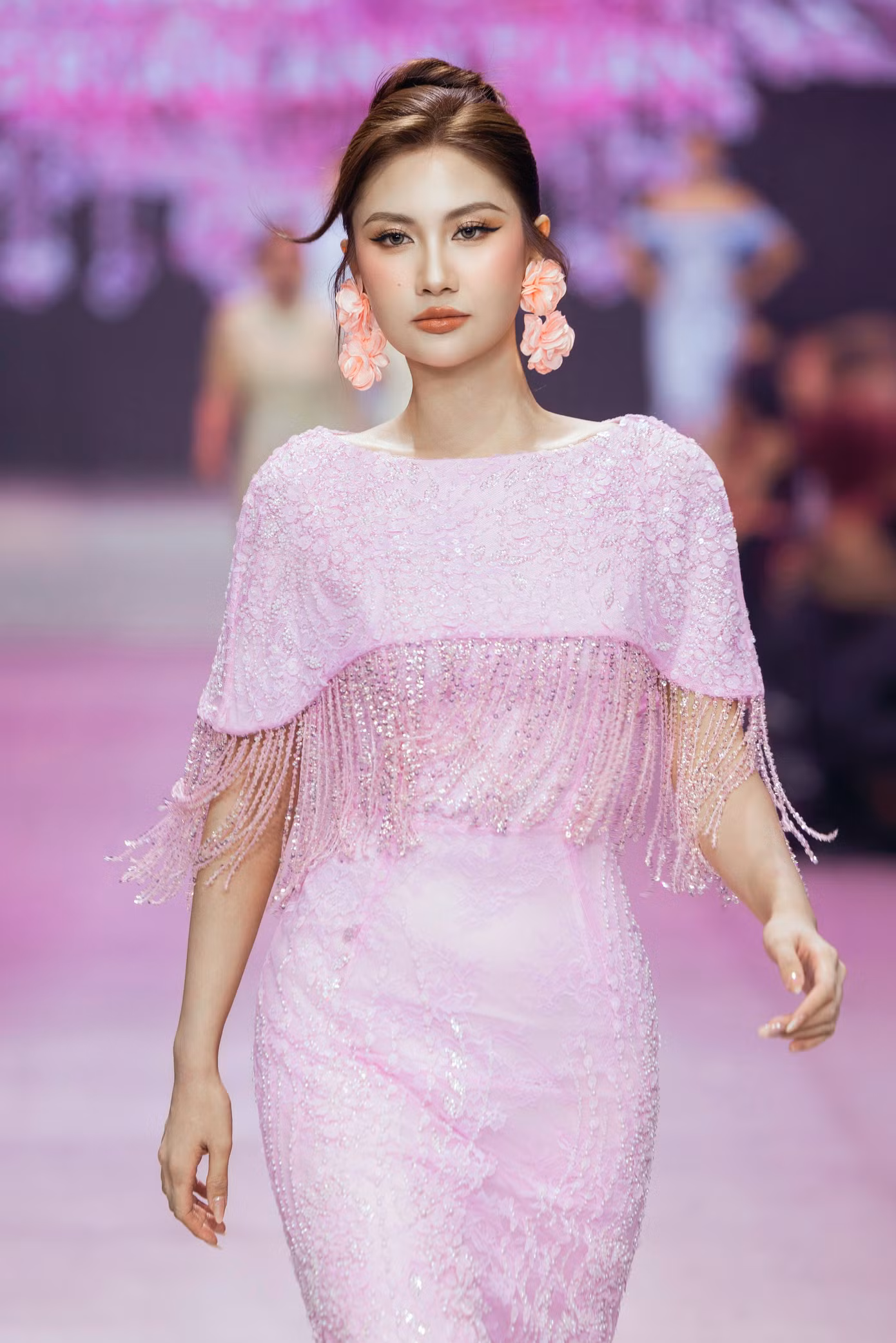 3-hoa-hau-hoan-vu-viet-nam-2025-phuong-linh-xuat-hien-voi-vi-tri-vedette-tai-san-dien-cua-thuong-hieu-valenciani-by-adrian-anh-tuan.jpg