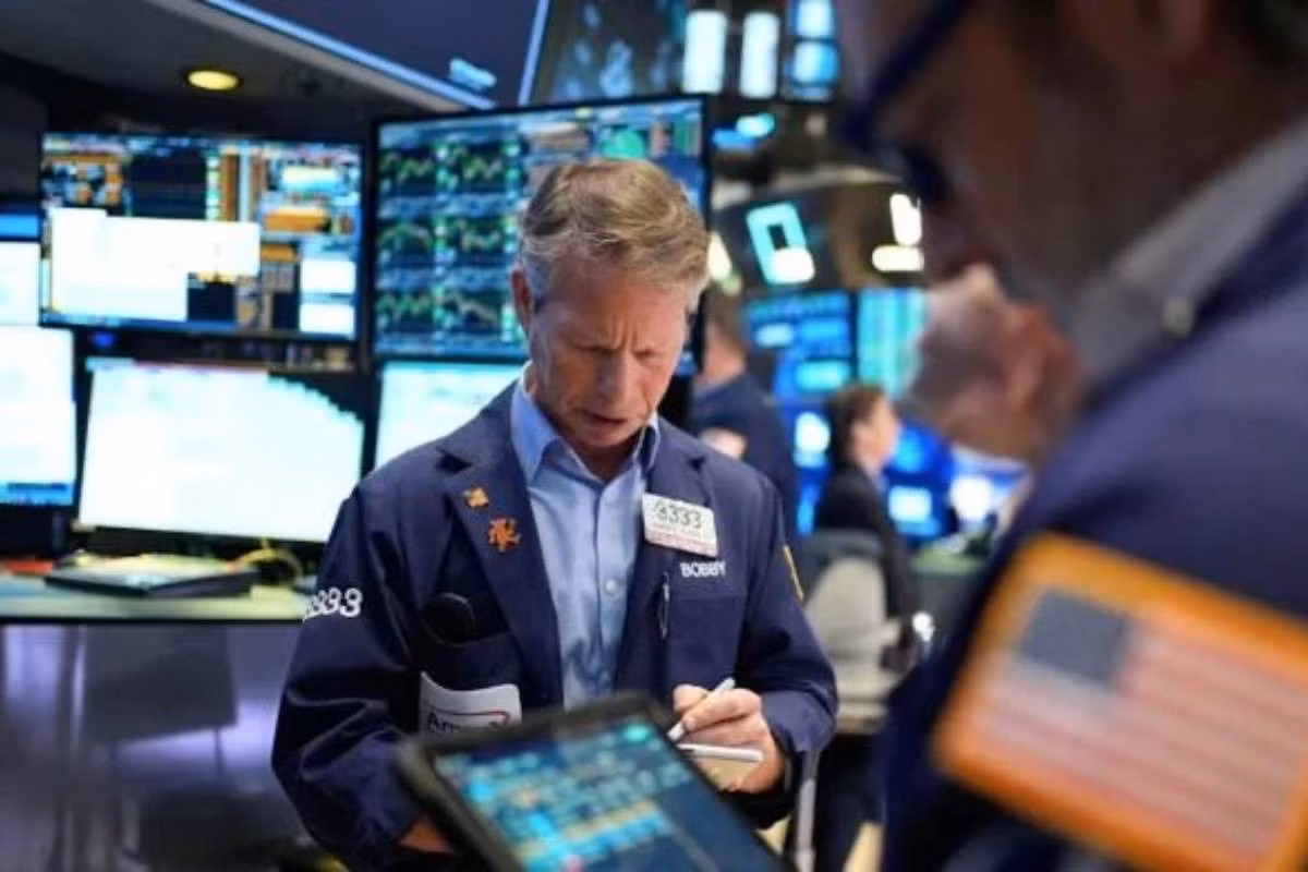 Thị trường chứng khoán giảm mạnh do tác động của giá dầu tăng.